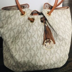 Designer purse! You are going to ❤️ it!